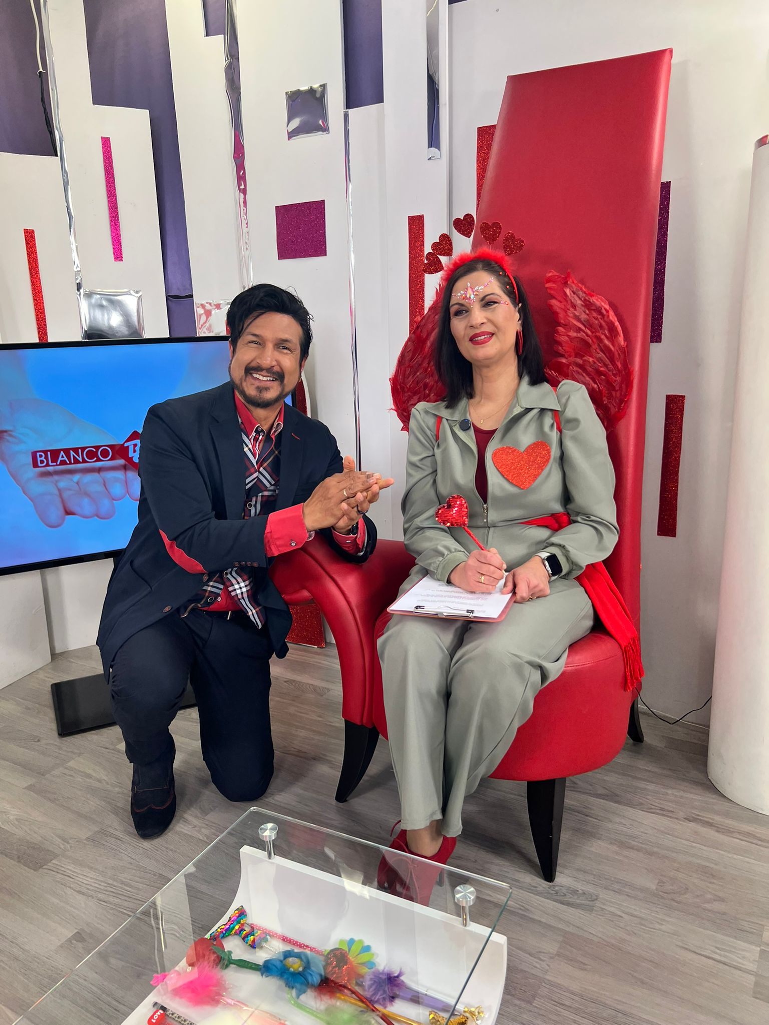 Fresca y muy genial entrevista (min 5:05) en el programa Blanco Satén de tuweb TV anunciando nuestro concierto en San Javier, Teatro de invierno el sábado 21 de febrero a las 20:00